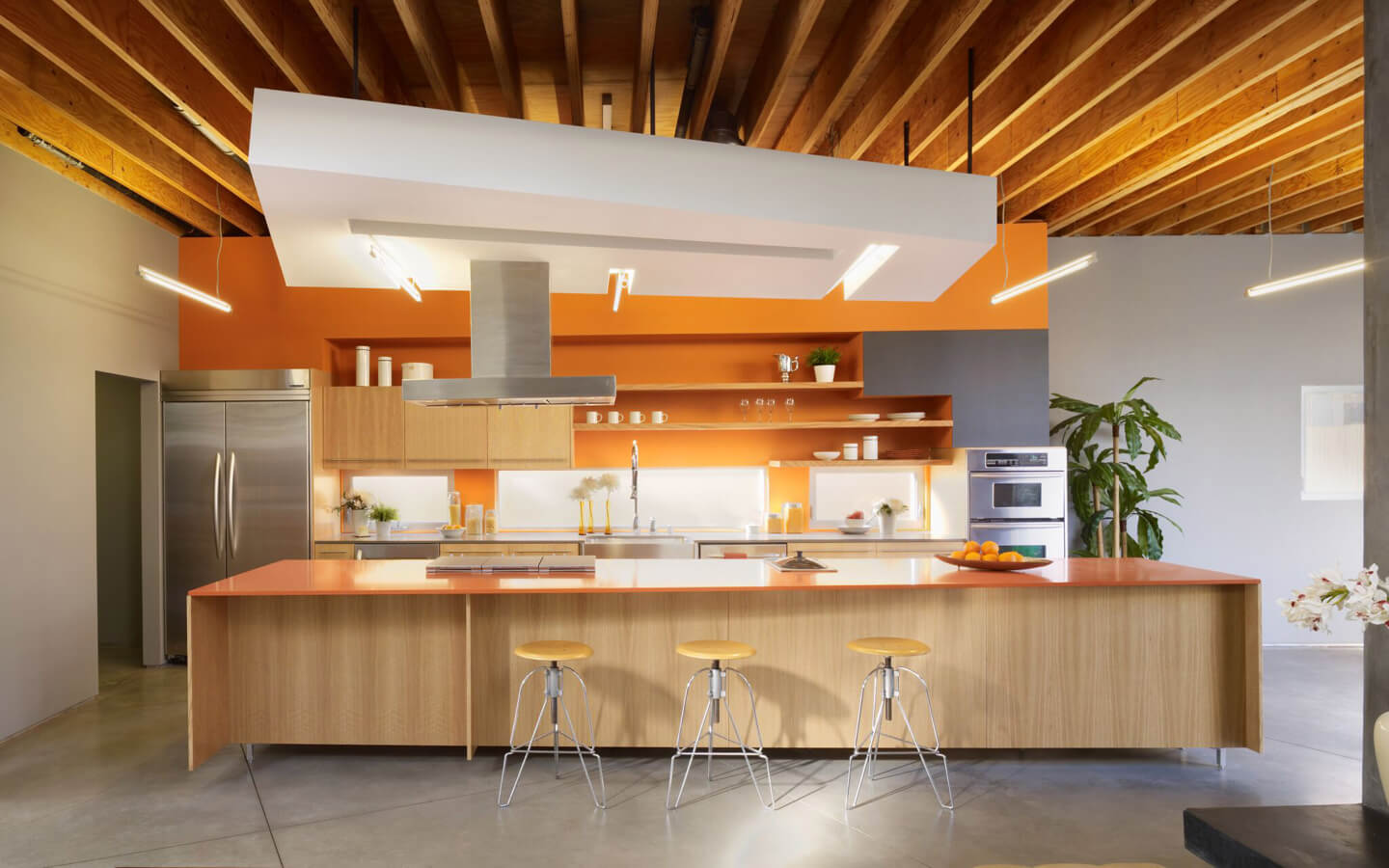 Кухня с элементами оранжевого и дерева